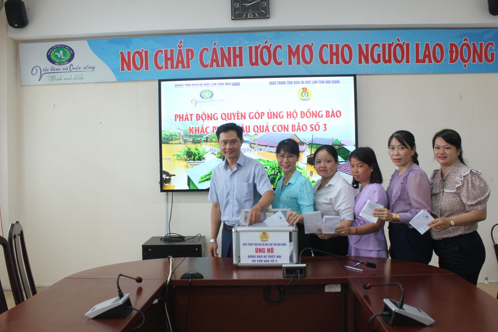 Trung tâm dịch vụ việc làm phối hợp cùng Ban Chấp hành Công đoàn cơ sở tổ chức phát động q